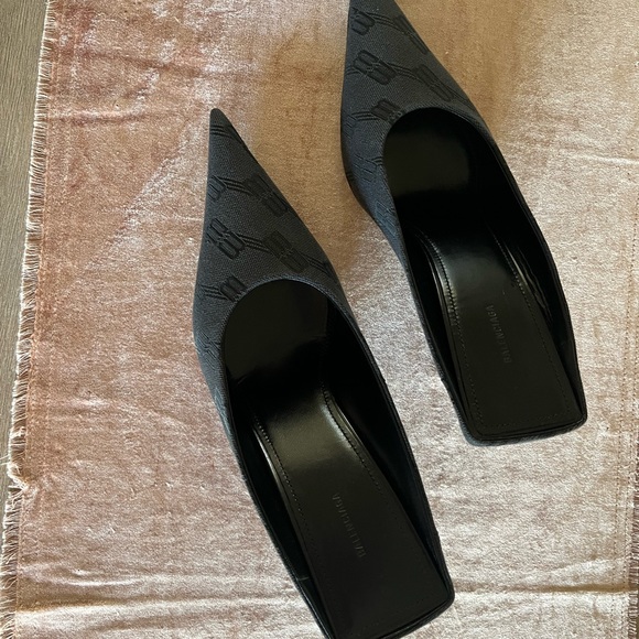 Balenciaga size 37. Brand new. Never worn. Sized up & they are too big for me - Picture 5 of 7